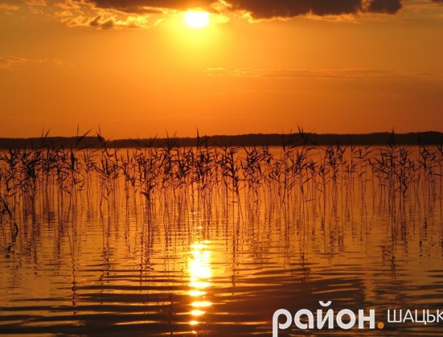 Показали вражаючий захід сонця на Світязі