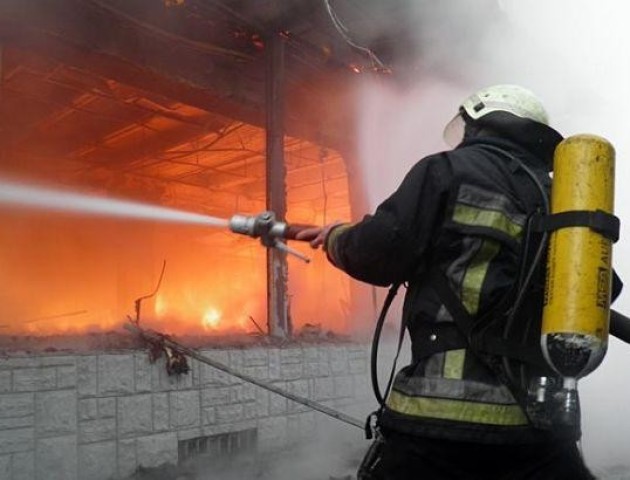 Волинські пожежники врятували жінку з палаючого будинку