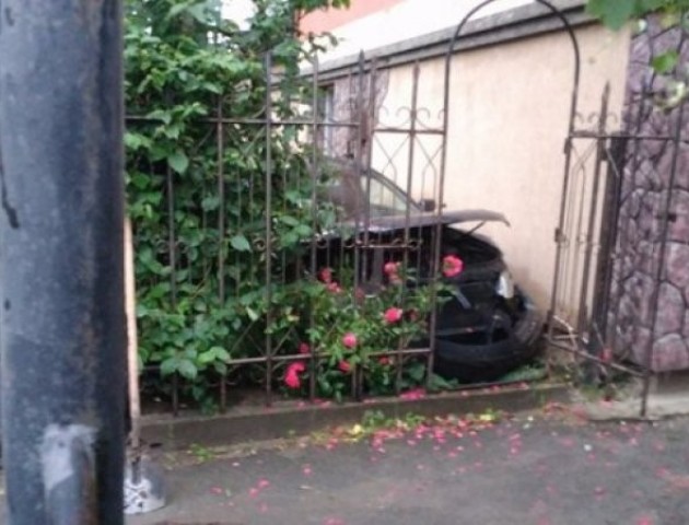 В аварії у Луцьку авто протаранило паркан і залетіло на подвір'я будинку