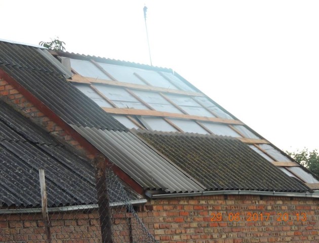 У селі під Луцьком буря позривала дахи будинків