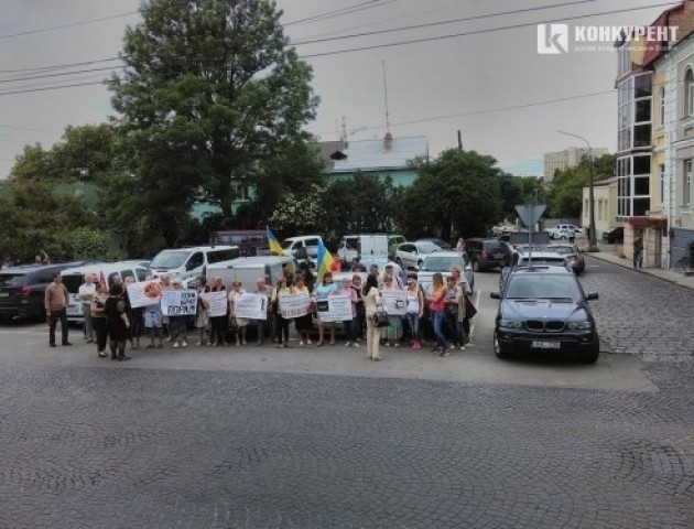 Під Луцькрадою протестують підприємці