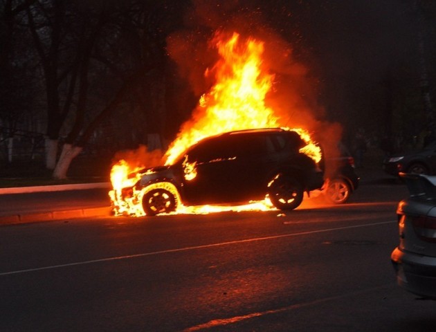 Вночі у Луцьку палало авто нардепа