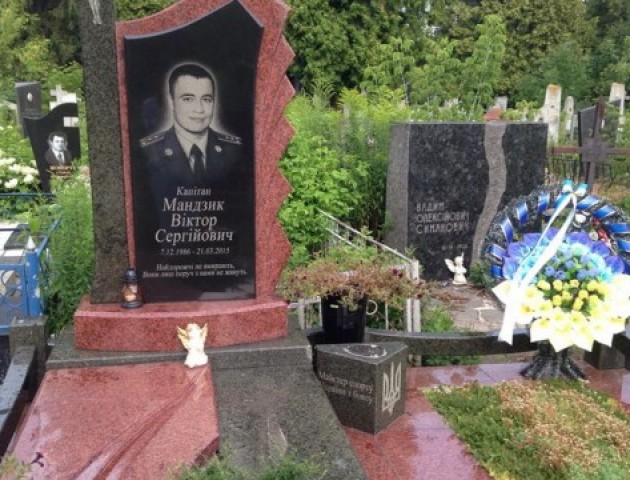 У Луцьку зникли боксерські рукавиці з пам’ятника загиблого у Волновасі капітана СБУ