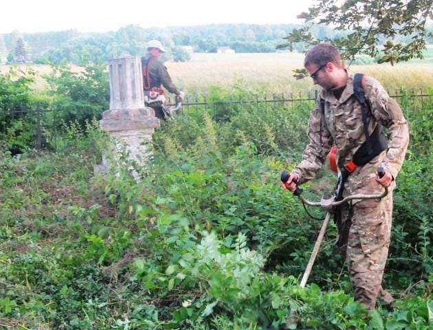 Волинська молодь продовжує відновлювати українські поховання у Польщі