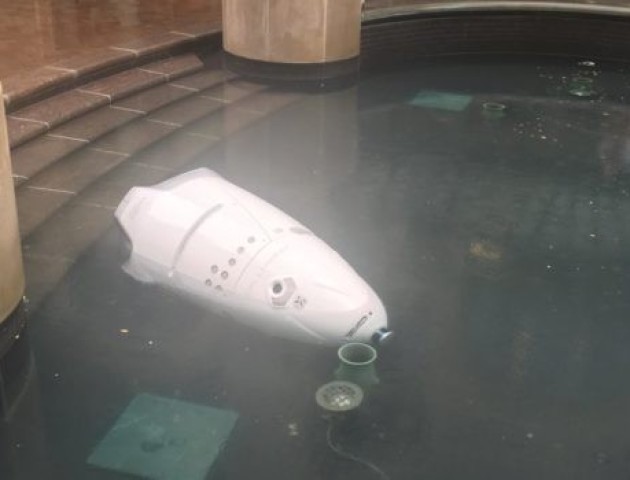 Робот-поліцейський втопився у фонтані