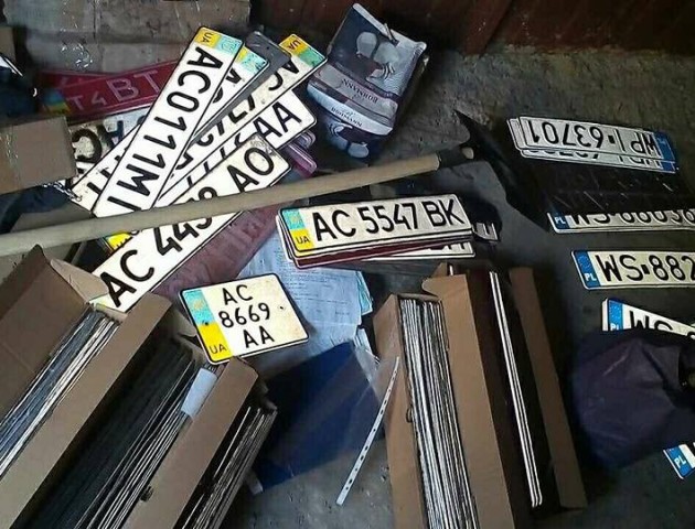 Тіньовий бізнес у Луцьку: в гаражі знайшли 1000 номерних знаків. Фото