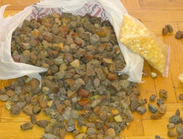 50 кілограмів бурштину знайшли в підпільному цеху Луцька