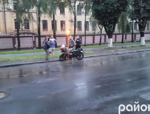 Стрілецька: жінка перебігала дорогу поза зеброю і потрапила під мопед