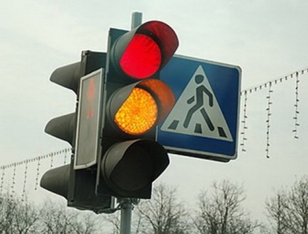 Небезпека на дорозі: у Луцьку не працює світлофор біля п'ятої школи