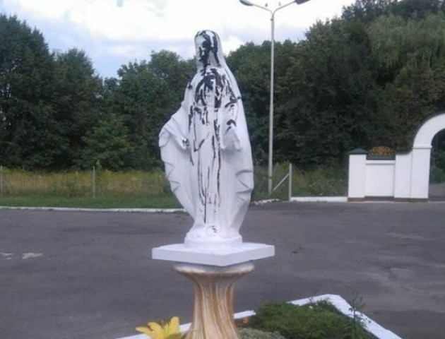У Луцьку облили смолою статую Діви Марії