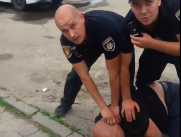 Чому взяли у кайданки: поліція прокоментувала відео затримання водія