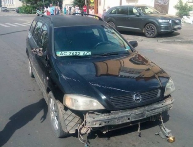 Аварія в Луцьку: водій протаранив огорожу і втік