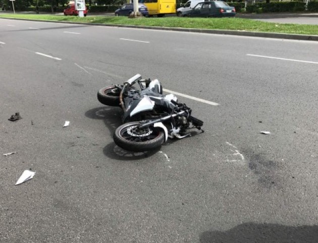 Аварія у Луцьку за участю мотоцикліста та авто