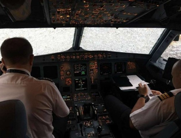 Пілот-українець героїчно посадив у Стамбулі літак, розбитий негодою