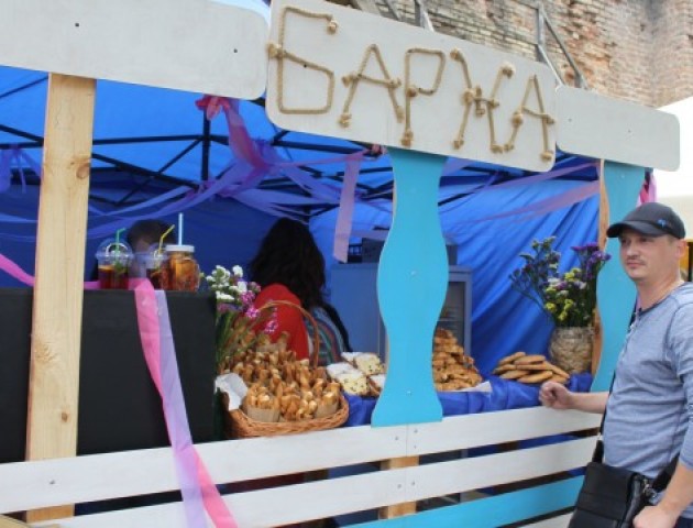 На «Lutsk food fest» волонтери заробляють, щоб облаштувати сквер