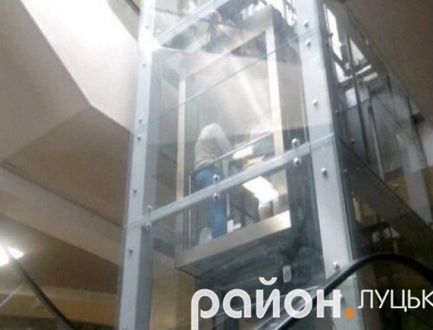 У Луцьку відвідувачі ЦУМу, які користувалися ліфтом, опинилися у скляній пастці