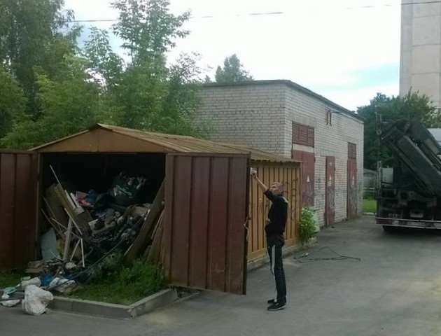 Луцькі муніципали виявили повний сміття гараж