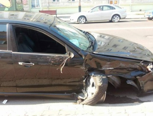 Аварія в центрі Луцька: легковик врізався у тролейбус