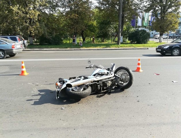 ДТП на Рівненській: автомобіль збив мотоцикліста