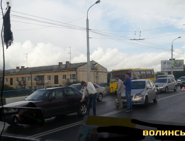 Через неуважність водіїв на мосту у Луцьку - аварія