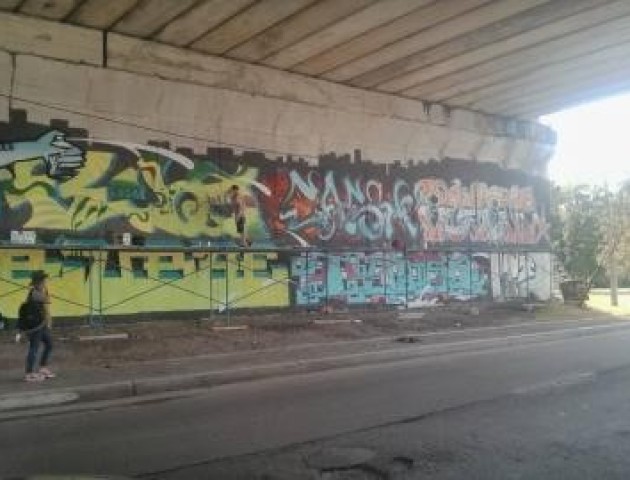 Лучани розмалювали графіті львівський міст. ФОТО