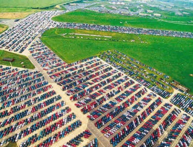 10 вражаючих стоянок з тисячами нерозпроданих автомобілів