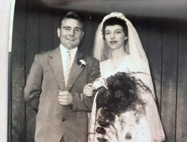 Померли, тримаючись за руки, після 61 року подружнього життя