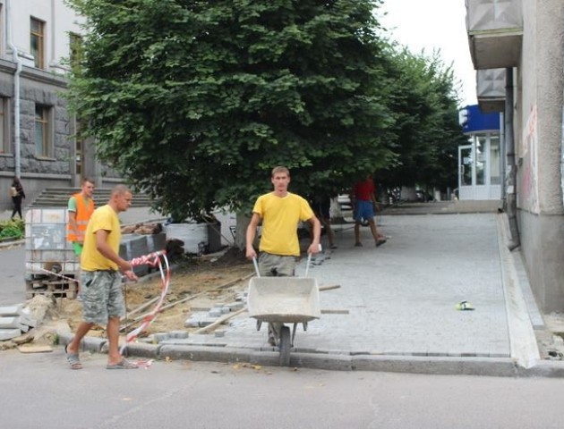 На одній із вулиць у центрі Луцька розпочали ремонт