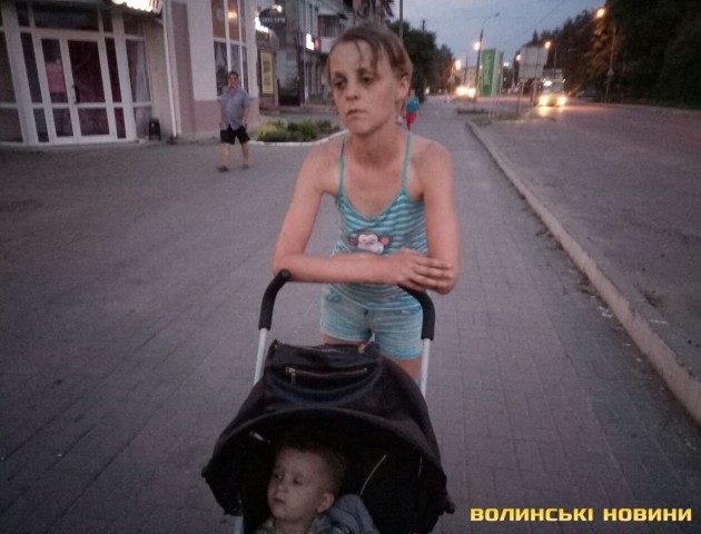 Жінку, яка п'яною гуляла з дитиною у Луцьку, не позбавили батьківських прав