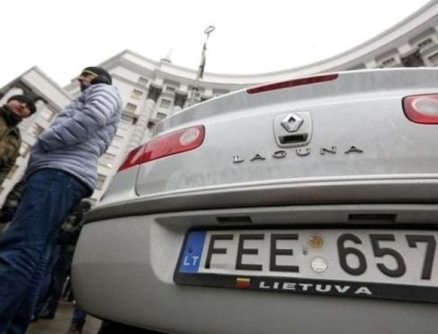 Українці масово здають авто з єврономерами на розбір