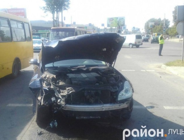 У Луцьку Mercedes втаранився в Lanos. Є постраждалі