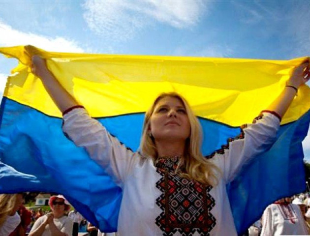 Лучани хизуються світлинами з найбільшим прапором України