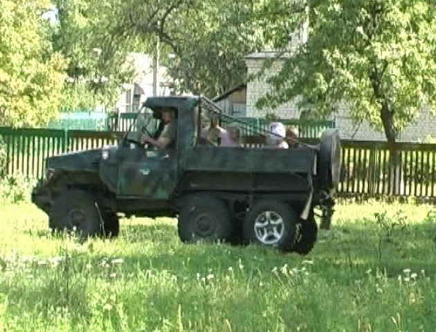 НА Волині чоловік змайстрував оригінальну машину. ВІДЕО