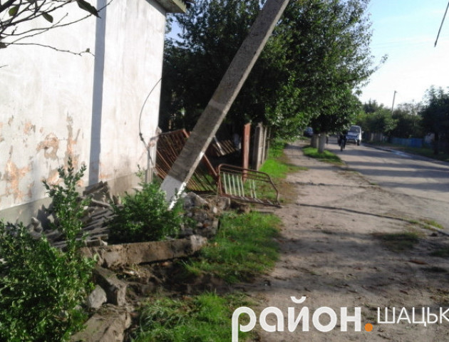 На Волині водій не впорався з керуванням та зніс стовпа