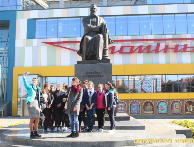 У Луцьку поклали квіти до пам'ятника Михайла Грушевського