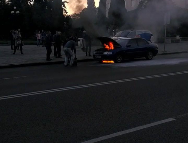 У Луцьку біля університету горить авто. ВІДЕО