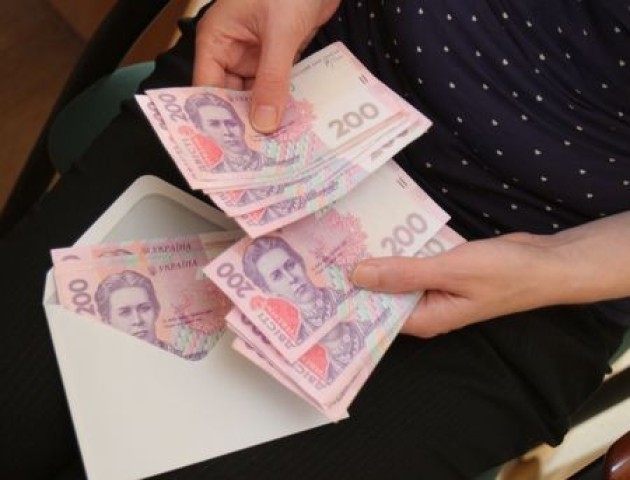 Середня зарплата в Україні знизилася: чи стали українці біднішими і кому пощастило найбільше
