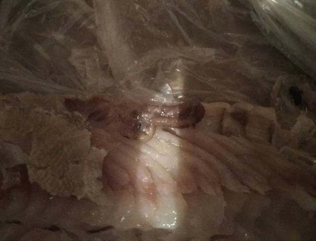 Риба з хробаками від волинського супермаркету