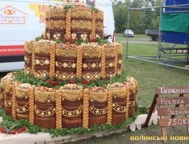 750-кілограмовий весільний хліб спекли на Волині