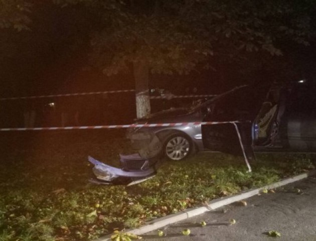 Втеча від поліції: у Луцьку п'яний водій влетів у дерево