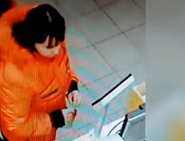 Рожищенська поліція просить впізнати на відео жінку, яка вкрала сумку