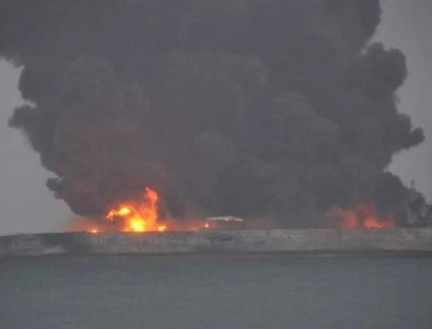 Вибухнув нафтовий танкер, який вже 5 днів горить біля берегів Китаю