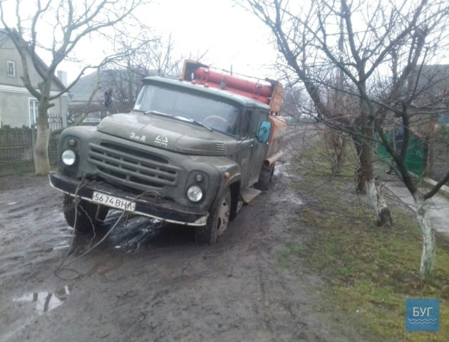 У Нововолинську авто водоканалу застрягло у багнюці. ФОТО