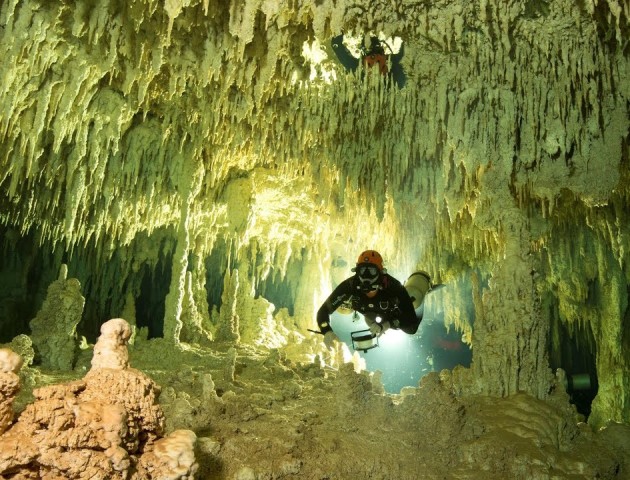 Вчені знайшли найбільшу підводну печеру