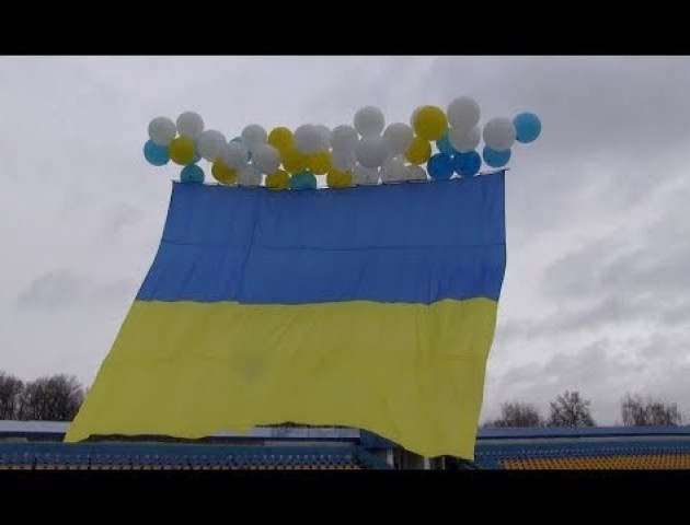 "Україна єдина!" - у небо над Луганщиною підняли Державний Прапор