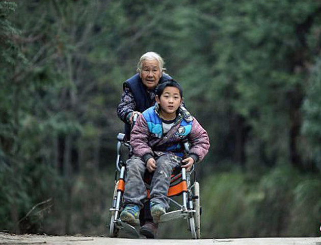 76-річна бабуся щодня проходить 24 кілометри, відвозячи онука на візку до школи