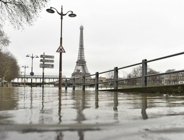 Париж затопило, по місту бігають щурі, деякі райони евакуюють. ВІДЕО