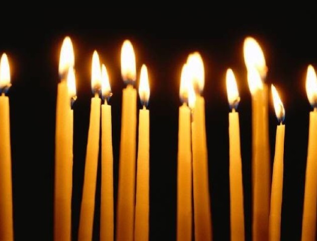 Більше ста кілограмів свічок виготовляють у день на Луцькому міні-заводі. ВІДЕО