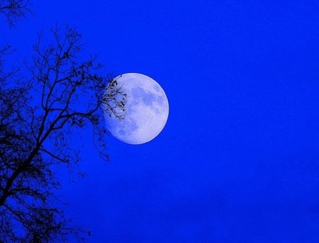 Три в одному: сьогодні можна буде спостерігати суперповню, місячне затемнення і блакитний Місяць
