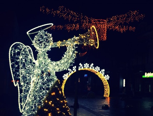 «Вулиця різдвяних янголів» на головній пішохідній вулиці Луцька (ФОТОРЕПОРТАЖ)